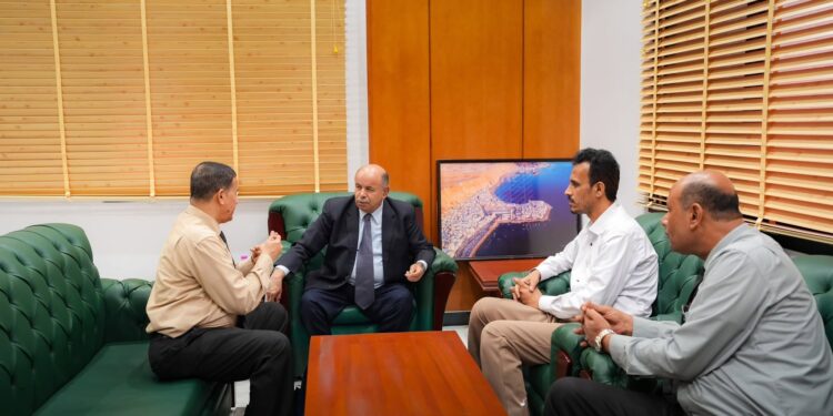 محافظ حضرموت يناقش قضايا تموين مادة الغاز ويشدد على انتظام الإمدادات