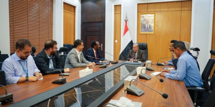 الخنبشي يبحث مع برنامج الغذاء العالمي آليات توسيع التدخلات الإنسانية