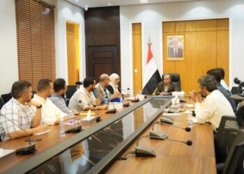 الخنبشي يؤكد أهمية تعزيز الأمن المائي وتحسين الخدمات بحضرموت