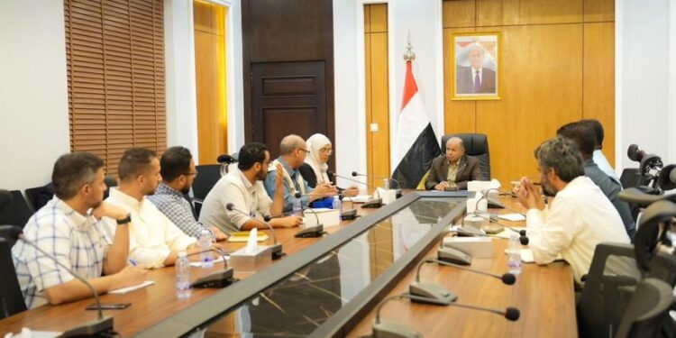 الخنبشي يؤكد أهمية تعزيز الأمن المائي وتحسين الخدمات بحضرموت