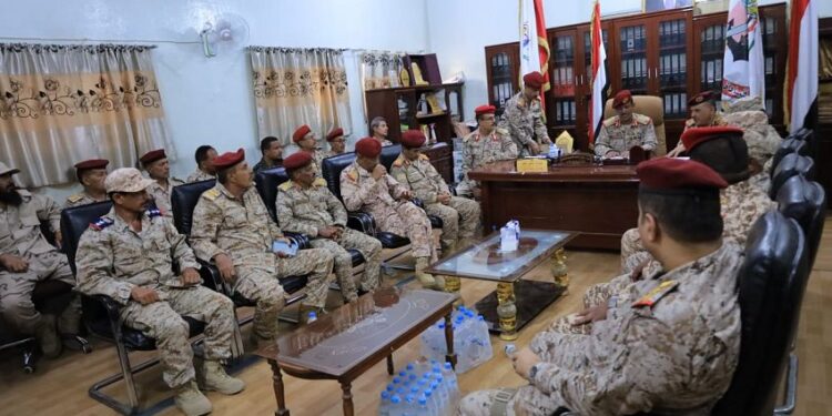 لجنة وزارة الدفاع تباشر مهام الاستلام والتسليم في محور تعز لقيادة المنطقة الجديدة