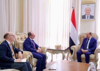 رئيس الوزراء  يبحث مع وزير اسباني تعزيز التعاون بين البلدين