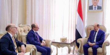رئيس الوزراء  يبحث مع وزير اسباني تعزيز التعاون بين البلدين