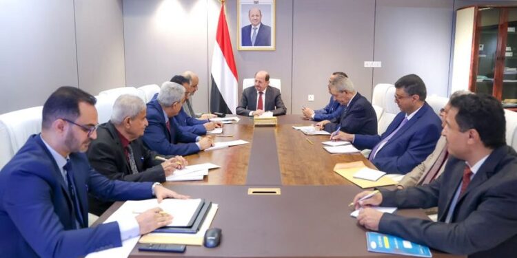 رئيس الوزراء  يناقش خطط تعزيز الإيرادات وتحقيق الاستقرار المالي والاقتصادي