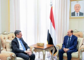 رئيس الوزراء يودع  السفير الأمريكي لانتهاء عمله باليمن