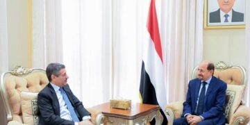 رئيس الوزراء يودع  السفير الأمريكي لانتهاء عمله باليمن