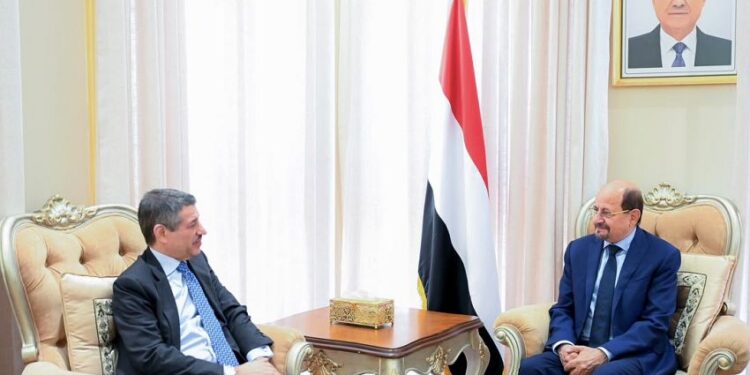 رئيس الوزراء يودع  السفير الأمريكي لانتهاء عمله باليمن