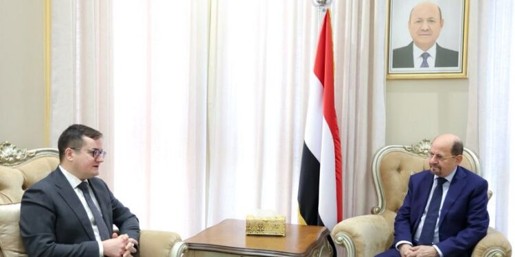 رئيس الوزراء يطلع السفير الروسي علي الاوضاع في اليمن