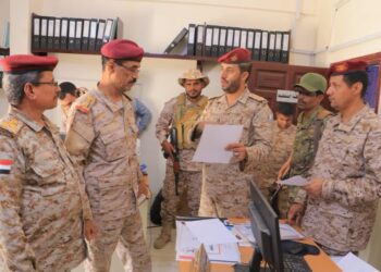 مساعد وزير الدفاع للموارد البشرية  يشيد بمستوى الأداء المؤسسي لدائرة شؤون الضباط