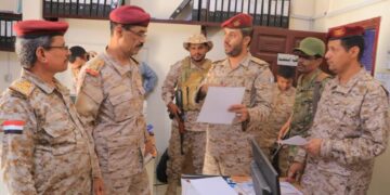 مساعد وزير الدفاع للموارد البشرية  يشيد بمستوى الأداء المؤسسي لدائرة شؤون الضباط