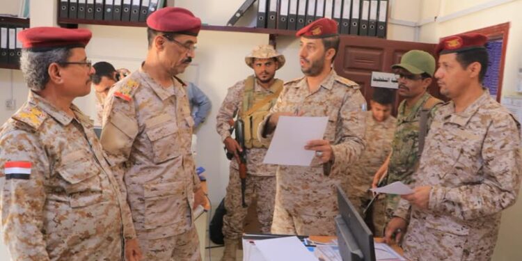 مساعد وزير الدفاع للموارد البشرية  يشيد بمستوى الأداء المؤسسي لدائرة شؤون الضباط