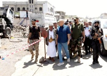 محافظ تعز يدشن مشروع حفر ثلاث آبار مياه في الضباب