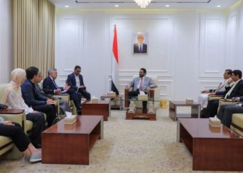 العرادة يهدي سفيري الاتحاد الأوروبي و  هولندا دروع تذكاريه في ختام زيارتهما لمأرب