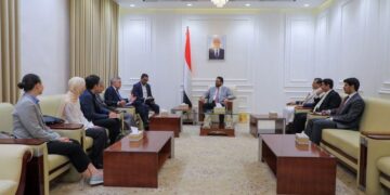 العرادة يهدي سفيري الاتحاد الأوروبي و  هولندا دروع تذكاريه في ختام زيارتهما لمأرب
