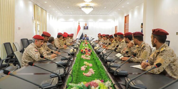 العرادة يستقبل وزير الدفاع ويترأس اجتماعاً موسعاً لقيادة القوات المسلحة