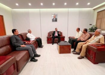 وزير الأشغال يناقش مشاريع قطاع الطرق والتوسع العمراني في أبين