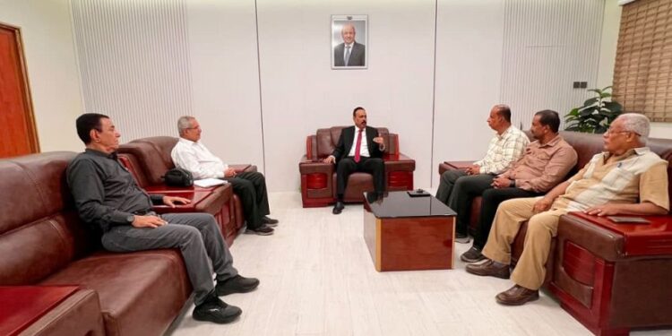 وزير الأشغال يناقش مشاريع قطاع الطرق والتوسع العمراني في أبين