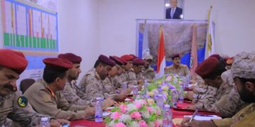 وزير الدفاع يناقش المستجدات الميدانية ومستوى الجاهزية القتالية