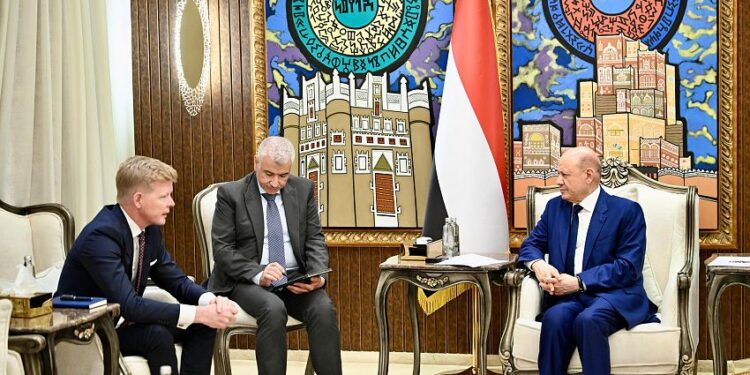 العليمي : السلام في اليمن يبدأ بإنهاء مشروع النظام الايراني واستعادة مؤسسات الدولة الوطنية