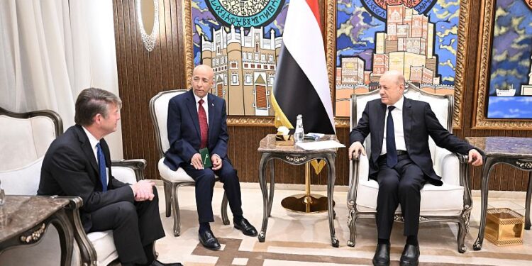 العليمي يبحث مع شركه امريكيه مجالات استكشاف وإنتاج وتصدير النفط والغاز باليمن