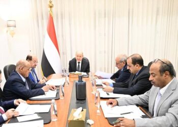 العليمي يرأس اجتماعا حكوميا مصغرا لدعم جهود التعافي وانتظام الرواتب وامدادات الخدمات