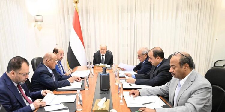 العليمي يرأس اجتماعا حكوميا مصغرا لدعم جهود التعافي وانتظام الرواتب وامدادات الخدمات