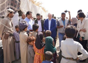 مفتاح والسفير الألماني يتفقدان أوضاع النازحين والمشاريع التنموية والخدمية بمارب