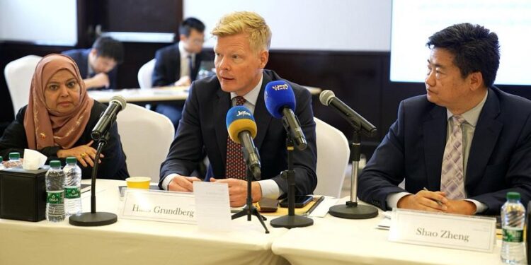 المبعوث الأممي يدعو إلى تجسيد قيم الحوار بين اليمنيين للوصول إلى تسوية شاملة ومستدامة