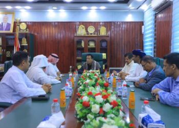 محافظ المهرة يبحث مع البرنامج السعودي ترتيبات تشغيل مدينة الملك سلمان الطبية والمشاريع التنموية