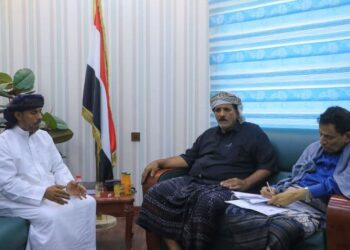 محافظ المهرة يناقش احتياجات مركز عتاب في سيحوت