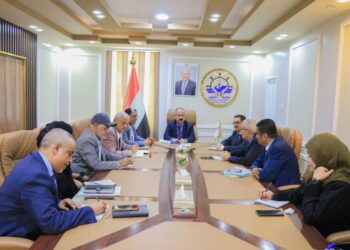 وزير النقل يناقش خطط تطوير هيئة الطيران المدني وتعزيز كفاءة القطاعات