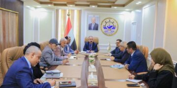 وزير النقل يناقش خطط تطوير هيئة الطيران المدني وتعزيز كفاءة القطاعات