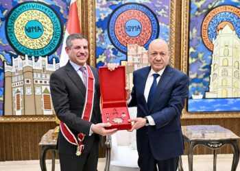 العليمي يمنح سفيرالامريكي وسام الوحدة من الدرجة الثانية