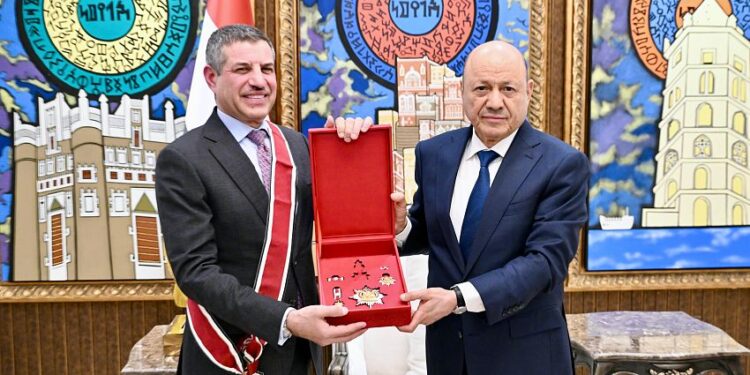 العليمي يمنح سفيرالامريكي وسام الوحدة من الدرجة الثانية