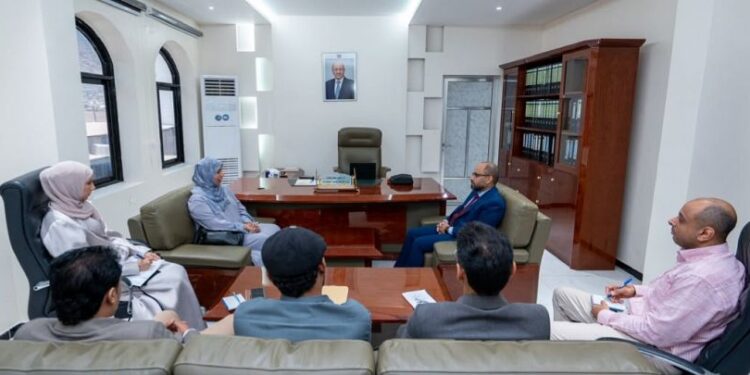وزير الاتصالات يناقش مع جهاز الإحصاء آليات إنشاء قاعدة بيانات وطنية