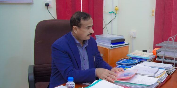 محافظ شبوة يوجّه بمنع إطلاق النار بالمناسبات ويطّلع على مخطط أول منطقة صناعية