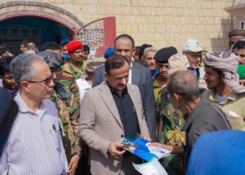 محافظ شبوة يناقش تقييم وتعزيز الأداء المؤسسي ويدشن المخيم الطبي المجاني للعيون