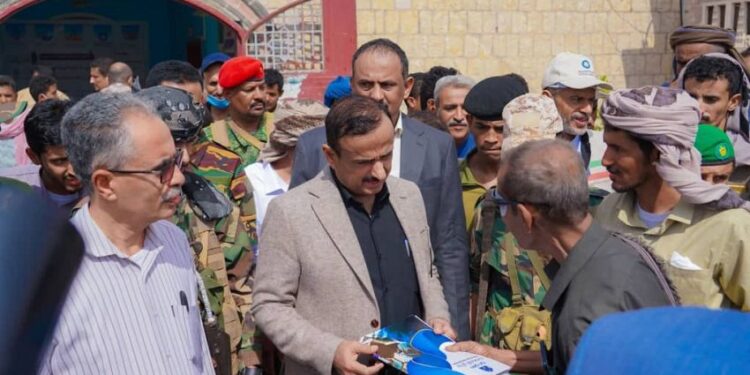 محافظ شبوة يناقش تقييم وتعزيز الأداء المؤسسي ويدشن المخيم الطبي المجاني للعيون