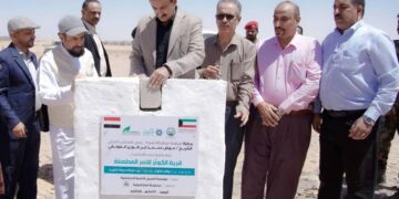 محافظ شبوة يضع حجر أساس المرحلة (1) من مشروع المدينة السكنية الكويتية للأيتام