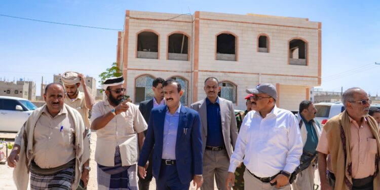 محافظ شبوة يفتتح إدارة الشرطة النسائية ويدشن الأعمال الإنشائية لدار الضيافة
