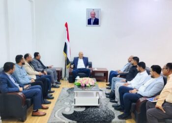 محافظ تعز يناقش مع لجنة وزارية آلية تسليم وتشغيل الميازين المحورية