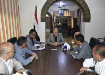 محافظ تعز يوجه بإعداد قاعدة بيانات شاملة لتنظيم الأسواق والبسطات للحد من العشوائية