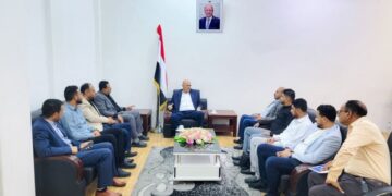 محافظ تعز يناقش مع لجنة وزارية آلية تسليم وتشغيل الميازين المحورية