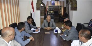 محافظ تعز يوجه بإعداد قاعدة بيانات شاملة لتنظيم الأسواق والبسطات للحد من العشوائية
