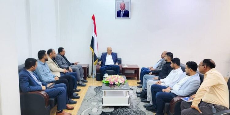 محافظ تعز يناقش مع لجنة وزارية آلية تسليم وتشغيل الميازين المحورية