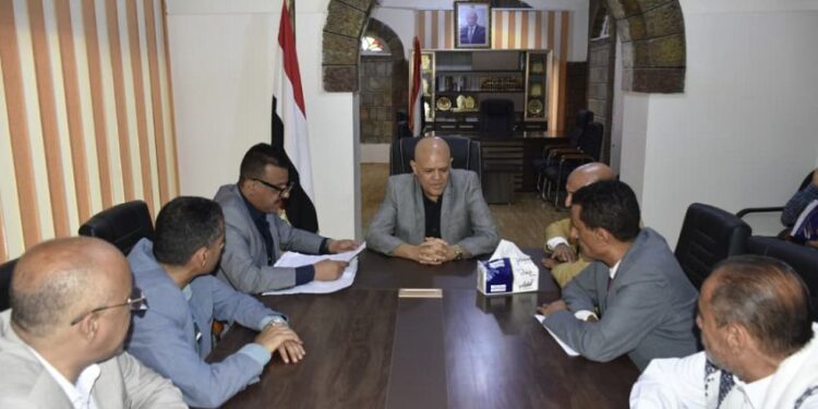 محافظ تعز يوجه بإعداد قاعدة بيانات شاملة لتنظيم الأسواق والبسطات للحد من العشوائية