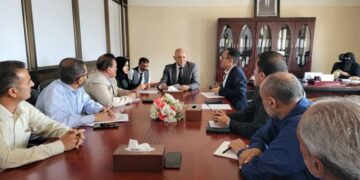 محافظ تعز يناقش أوضاع القطاع الصحي ويدشن أعمال تصحيح اختبارات الثانوية العامة