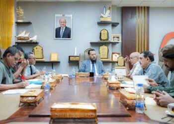 محافظ عدن يناقش أوضاع النزلاء بالسجون وتعزيز التنسيق مع النيابة والقضاء