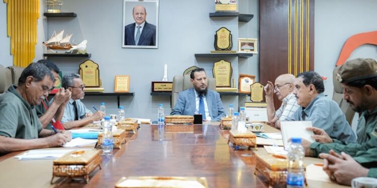 محافظ عدن يناقش أوضاع النزلاء بالسجون وتعزيز التنسيق مع النيابة والقضاء