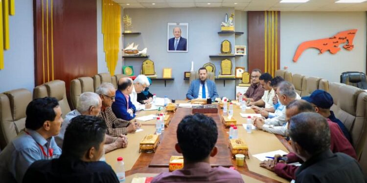 محافظ عدن يناقش اوضاع مكتب السياحة